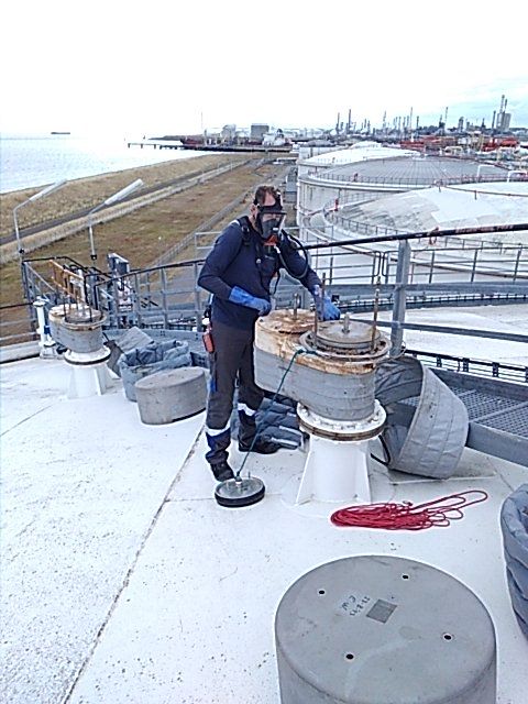 Specialist met meetapparatuur bij de ventielen